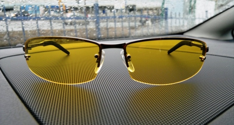 Вот такие вот очки! Но не все желтые очки поляризационные. Проверить очки на поляризацию просто - надо просто развернуть их вертикально и направить в таком положении линзы на ж/к экран - он должен потемнеть. 