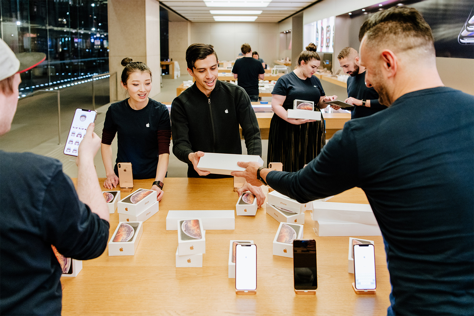 Apple management. Компания Эппл. Работники Apple. Сотрудники Apple Store. Компания iphone.