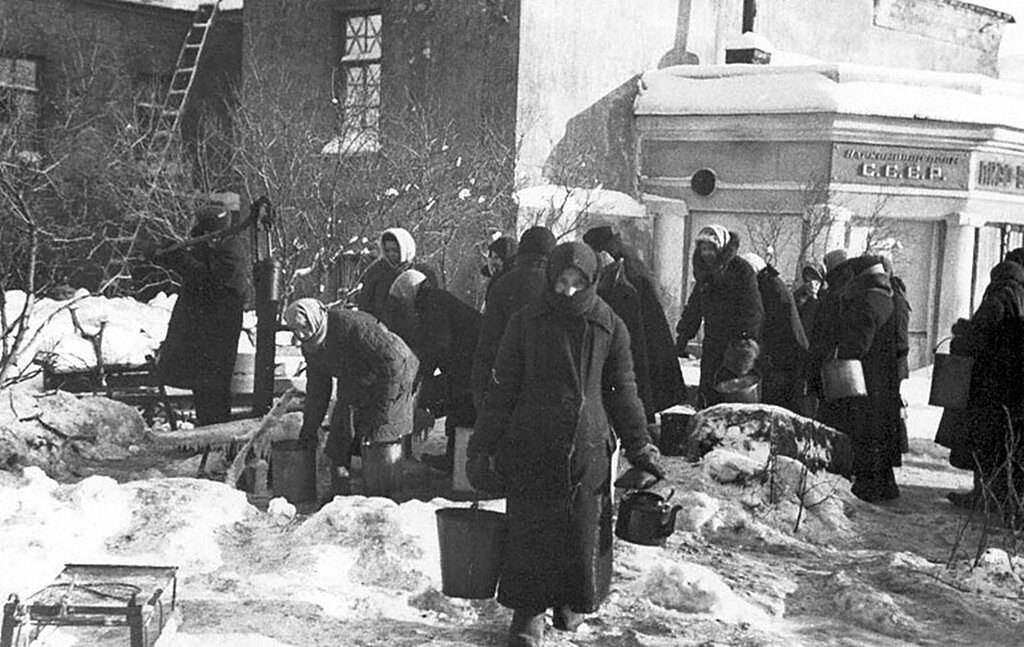 Невозможно без слез и содрогания вспоминать о событиях Великой Отечественной войны, которые стали победной, героической и трагичной страницей истории нашего народа. Одним из таких событий явилась блокада Ленинграда, которая длилась долгих 900 дней смерти, голода, холода, бомбежек, отчаянья и мужества жителей Северной столицы. В 1941 году Гитлер развернул военные действия на подступах к Ленинграду, чтобы полностью уничтожить город. 8 сентября 1941 года кольцо вокруг важного стратегического и политического центра сомкнулось. 
В городе осталось 2,5 миллиона жителей. Постоянные бомбардировки вражеской авиации уничтожали людей, дома, архитектурные памятники, склады с продовольствием. Во время блокады в Ленинграде не было района, до которого не мог бы долететь вражеский снаряд. Были определены районы и улицы, где риск стать жертвой вражеской артиллерии был наибольшим. Там были развешены специальные предупреждающие таблички с таким, например, текстом: «Граждане! При артобстреле эта сторона улицы наиболее опасна». Несколько из них сохранилось в городе и сегодня в память о блокаде. 
Лютый голод косил людей тысячами. Карточная система не спасала положение. Хлебные нормы были настолько малы, что жители все равно умирали от истощения. Холод пришел с ранней зимой 1941 года. Но надежды Рейха на панику и хаос среди населения не оправдались. Город продолжал жить и трудиться. 
Чтобы как-то помочь осажденным жителям, через Ладогу была организована «Дорога жизни», по которой смогли эвакуировать часть населения и доставить некоторые продукты.