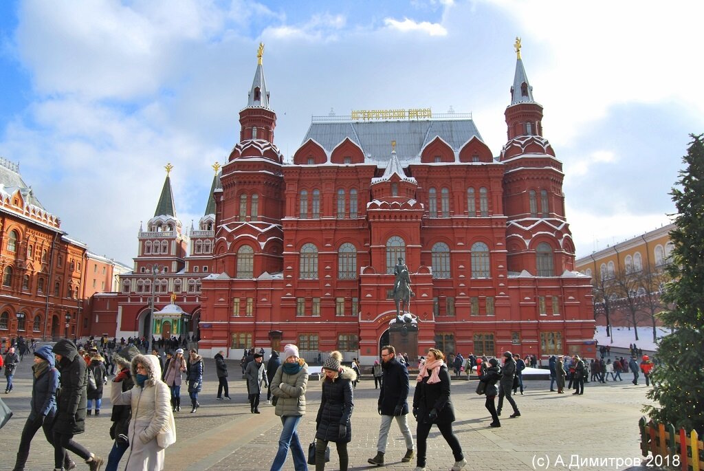Снег убирают очень хорошо тут. Вспомните каким был снежный февраль, Москву прямо-таки завалило снегом 