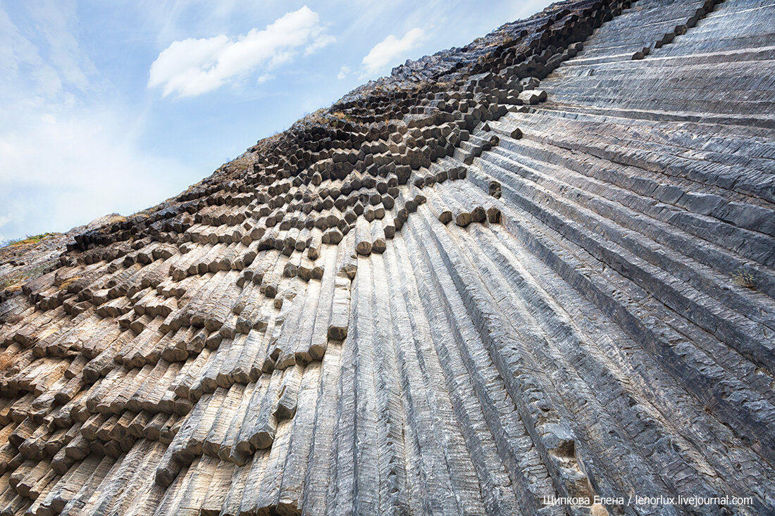 Базальтовые дельты. Базальтовые скалы Армения. Столбчатая отдельность базальтов Исландия. Столбчатые базальты в Армении. Базальтовые дельты в Исландии.