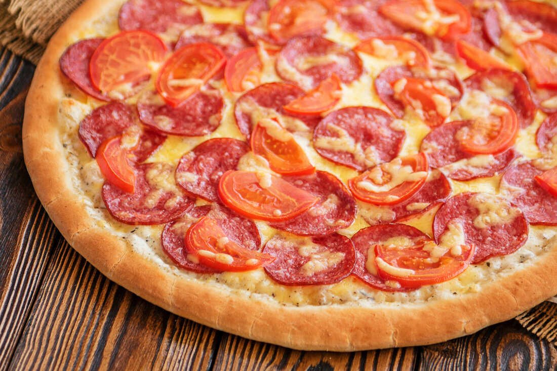 Пицца с колбасой и сыром и помидорами