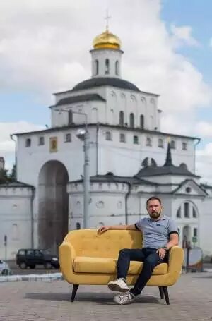 — Вообще по образованию я айтишник. И история divan.ruначалась с проекта, который я сделал для небольшого семейного бизнеса, — рассказывает Антон Макаров. — У моих родителей был магазин в Люблино, и я сделал для него сайт. Потом, опираясь на этот опыт, сделал сайт для себя, при помощи которого удалось сформировать стартовый капитал для divan.ru и производства.