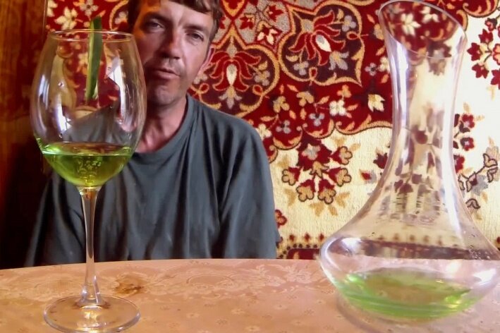  Самым популярным видео Дыркина стал ролик с огуречным лосьоном, который блогер употребил после обработки в специальном сосуде — декантере (на фото — справа)