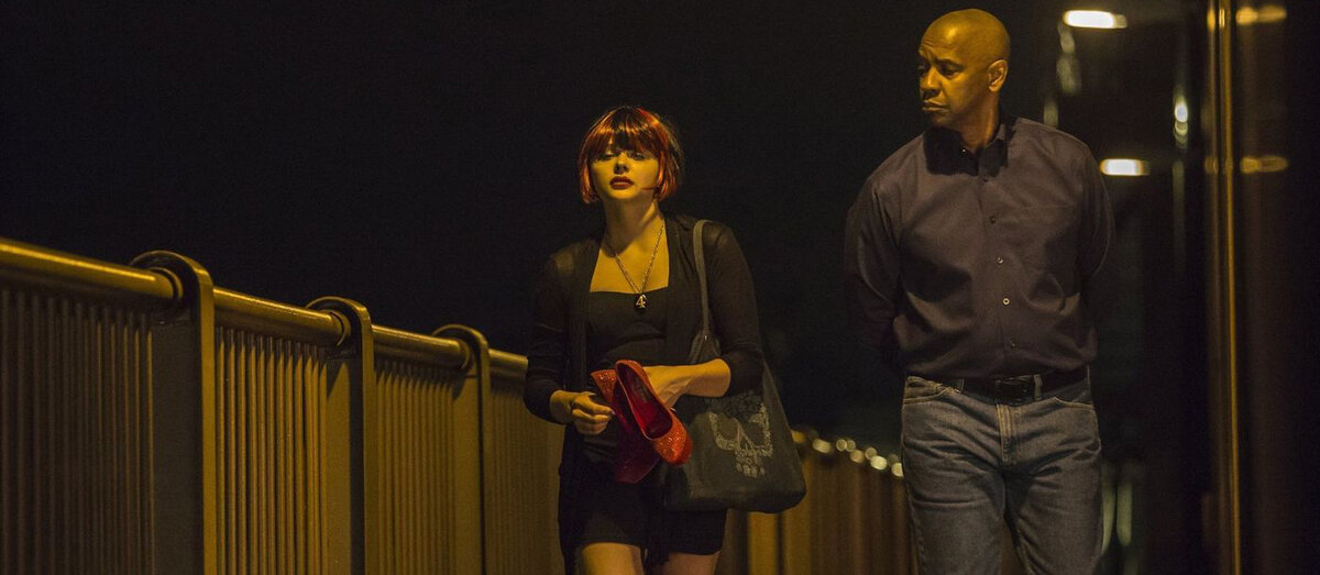 Хлоя Грейс Морец в роли Тери, и Дензел Вашингтон в роли Роберта МакКалла