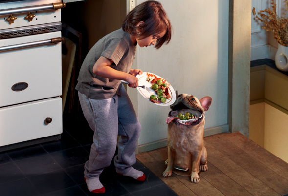 Хорошая в это плане была реклама у корма Пурина, где собаки были изображены мусорными ведрами.