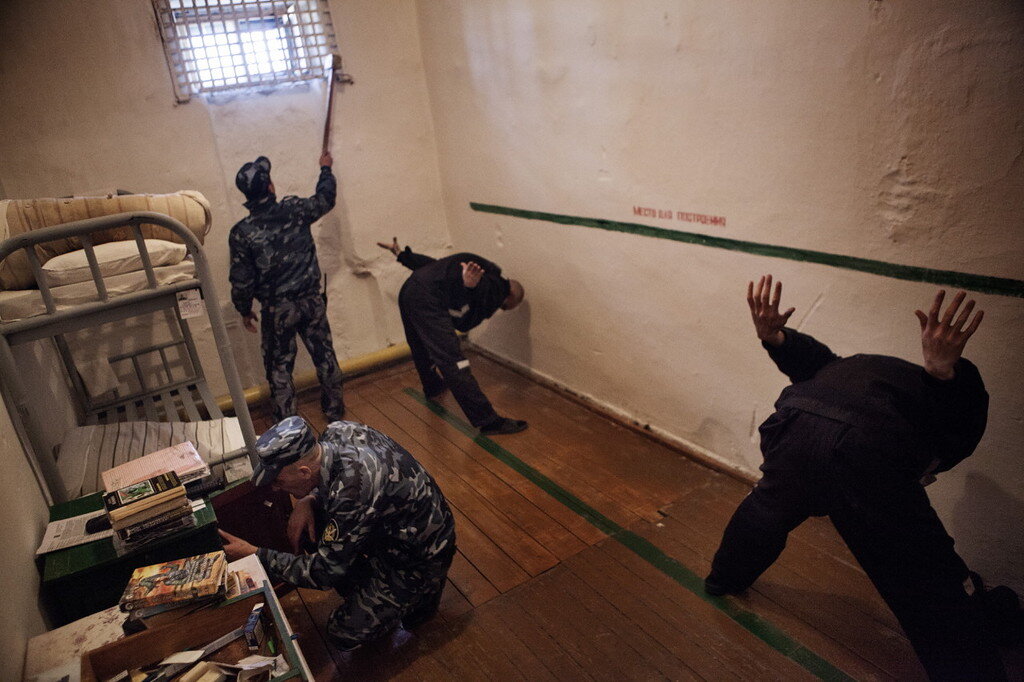 Самое подходящее место для «запрета» - карман вертухая
Известно, что СИЗО и ИК - это режимные учреждения, жизнь которых существует в рамках определенных запретов и разрешений. И перечень предметов, которыми можно пользоваться за решеткой, сильно ограничен. Особенно на бумаге - в реальности что-либо ограничить в зоне можно, но очень трудно. Так что тюремная камера в некотором роде - лучшая в мире «нычка».
Где спрятать карты?
В камере без конца раздавался бесшабашный гогот: арестанты кайфовали, невзирая на жару, духоту и прочие «прелести» тюрьмы. Прапорщик Ляшко, дежурный контролер, несколько раз прошелся по коридору, заглянул в глазок. Арестанты резво дулись в карты, но всякий раз видя в дверях внимательный глаз охранника успевали убрать колоду. Опытному прапорщику надоела эта раздражающая веселость тех, кто напротив, должен печалиться, и он, пригласив на помощь парочку дежурных, открыл дверь и влетел внутрь.

Постукивая резиновой палкой по мясистой ладони, прапор потребовал, чтобы арестанты сдали карты добровольно. Иначе в случае обнаружения тот у кого их найдут отправится в карцер как злостный нарушитель режима. Арестанты стояли полукругом и улыбались. Старший резко замотал головой: дескать, какие карты, гражданин начальник? Тогда Ляшко приказал подчиненным произвести шмон. Дежурные обыскали одежду, просмотрели личные вещи, обшарили постели - пусто!Обшарили стены, простучали полы заглянули под стол - карты как будто сквозь землю провалились.

Разозлившийся Ляшко в сопровождении хихикающих сержантов выскочил в коридор. А через пять минут он снова, сжимая в бессильной злобе кулаки, торчал у «глазка»: чертовы арестанты опять дулись в карты!

Так продолжалось раза три. Ляшко был вне себя от ярости - он вбегал в камеру переворачивал все вверх дном, но ничего не находил. К концу смены Ляшко кое-как успокоился. Кто-то из более опытных коллег посоветовал ему быть с зеками поласковей, может, они когда-то и расскажут ему о своей «нычке».

Спустя какое-то время Ляшко, прислушавшись к совету, оказал арестантам серьезную￼ услугу. Взамен прапорщик потребовал одно - выдать «нычку». «Да нет никакой нычки засмеялся опытный карманник по кличке Трос. - Смотри! - Трос повернулся боком, чуть оттопырил руку и на глазах у Ляшко извлек из его кармана колоду новеньких карт. У прапорщика отвалилась челюсть - оказывается, когда дежурные во главе с ним врывались в камеру кто-то из карманников пристраивал картишки кому-то из них прямо в карман - на тот момент это было самое надежное место в камере. А после проделанного шмона карты незаметно извлекались обратно. Разумеется, это требовало недюжинного мастерства и хладнокровия.

Прапорщик Ляшко, невзирая на весь свой опыт, был потрясен искусством «мастеров карманной тяги» и с тех пор обходил эту камеру стороной. В самом деле, зачем выставлять себя на посмешище?

«Курки» для мобил

Сегодня в любой из камер СИЗО при тщательном осмотре можно найти целую коллекцию запрещенных предметов. Пальму первенства в этом ряду несомненно держат мобильные телефоны. Почти в каждой уважающей себя камере есть несколько мобильников, которыми за определенную плату (а иногда за обещание будущих услуг) может попользоваться любой из арестантов. И даже если разъяренные oпеpa проверят полы и стены вдоль и поперек, какая-нибудь из мобил все равно останется не найденной: «курки» (так называются тайники - Прим. авт.), выдолбленные в стенах или в полах углубления замаскированы настолько искусно что найти все за один раз практически невозможно.

В одном из столичных СИЗО быт случай, когда начальник оперчасти разозленный регулярной утечкой информации потребовал найти все имеющиеся в камере мобильные телефоны. Охрана провела детальнейший шмон нашла три трубки. «Главкум» горделиво задрав нос, ушел отдыхать. А утром он узнал что опальная камера ночью снова вышла на связь - следовательно один из телефонов они так и не нашли.

Опера едва удар не хватил - он не мог понять куда могли спрятать мобильник? На самом же деле ларчик просто открывался хотя в тот раз телефонов в камере больше не было опера изъяли все. Но вечером из судебного заседания приехал один из обитателей камеры, а вот ему то родственники успели по пути обратно сунуть мобильный. В таких случаях арестанты суютплотно упакованный телефон в задний проход и таким не слишком удобным образом проносят его в камеру Среди ночи арестанты снова вышли на связь и сообщили все что хотели. Так что в деле борьбы с мобилами счет пока явно в пользу арестантов.

Вафли с нарконачинкой

Разумеется, опытные сотрудники СИЗО и тюрем знают, что в камере всегда можно найти целую коллекцию «запрета»: бритвы, заточки иголки кипятильники шприцы, телефоны, карты нарды, ноутбуки и прочие предметы многоразового использования.

Кроме того в камеры нередко проносят запрещенку пищевого назначения например водку, героин, разнообразные таблетки. Правда найти их еще сложнее. Во-первых, они занимают мало места и спрятать их можно куда угодно. А уж прячут их куда более изощренней, чем телефоны и заточки.

Однажды сотрудники СИЗО Новосибирска никак не могли понять как обитатели одной из камер регулярно «разкумариваются». Тщательные обыски ничего не дали - в камере было чисто, но почти каждый вечер кто-то из сидельцев снова находился под кайфом. Как охрана ни искала, найти ничего не удавалось. На разгадку тайны оперов навел стукач, которого посадили в камеру с заданием - разгадать секрет добычи «дури»! Секрет нашли быстро - оказывается, родственники кого-то из арестантов передавали в камеру вафли, которые вместо сладкой начинки смазывали щедрым слоем концентрированного наркотика. Зекам нужно было только отколупнуть кусок начинки и можно было варить высококачественную «ширку».

Впрочем в умелых руках даже обыкновенная ложка может стать грозным оружием Известно что троица бутырских беглецов – Железогло, Безотечество и Куликов - совершили подкоп с помощью черенков от ложек. И никакого тебе ножа, кирки или лопаты. Одним словом, минимум вспомогательных средств и максимум желания.

Перуанский вариант

Впрочем российским арестантам никогда не переплюнуть перуанского заключенного который сумел провести в камеру бывшую любовницу и там ее спрятать.

Девушка пришла на свидание к 32-летнему Джексону Крокету которого посадили в перуанскую тюрьму за торговлю наркотиками. Тюрьма расположена в окрестностях столицы страны – Лимы. 22-летняя перуанка навестила любимого не просто так: решила заявить мужчине о своем желании расстаться с ним. Крокет внимательно выслушал любовницу. Надо полагать, свидание состоялось наедине, потому что дальнейшие события произошли без посторонних. Бывший торговец наркотиками настолько возмутился словами Лесли, что набросился на несчастную девушку и в ярости задушил ее. После этого Крокет спрятал труп в своей камере, создав импровизированную могилу: он соорудил цементное возвышение на полу напоминающее небольшую скамейку.

Именно там он и хранил труп бывшей возлюбленной в течение трех месяцев. Почему охранники сразу не обнаружили что девушка из камеры не вышла, сказать трудно. Надо полагать, в Перу тюремные охранники относятся к своим обязанностям довольно пренебрежительно. Только спустя три месяца после исчезновения девушки надзиратели обнаружили разлагающееся тело по запаху. Инцидент вызвал скандал. До сих пор администрация тюрьмы выясняет, каким образом тюремные надзиратели не заметили исчезновения Лесли.

После этого инцидента в тюрьме провели массовые обыски, подвергли осмотру даже санузлы, которыми пользуются заключенные. Этим случаем заинтересовался министр внутренних дел Перу который лично посетил центральную тюрьму Лимы.

32-летнего гражданина Голландии Джексона Крокета обвинили в убийстве. Трудно сказать, каким образом он сумеет уйти от ответственности. Скорее всего к статье за торговлю наркотиками будет присовокуплена еще и статья за убийство. Впрочем, удивляться тому что случилось в этой тюрьме, не приходится. Крокет отбывает наказание в одной из самых страшных тюрем страны, в ней содержатся 8 тысяч заключенных, многие из которых считаются опасными. Так что здесь могут бесследно исчезать не только молодые девушки - в этой бездне может пропасть любой. И никто ничего не заметит.

Недаром говорится что тот кто хоть однажды побывал в тюрьме обязательно в нее еще вернется. А если не вернется, то оставит после себя какую-нибудь «нычку», которой с радостью воспользуются другие.