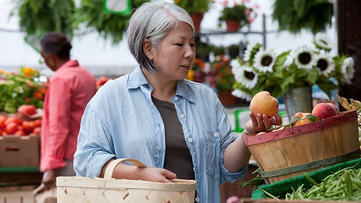     Фрукты и овощи особенно важны для пожилых людей, но включить их в свой рацион может быть сложно.