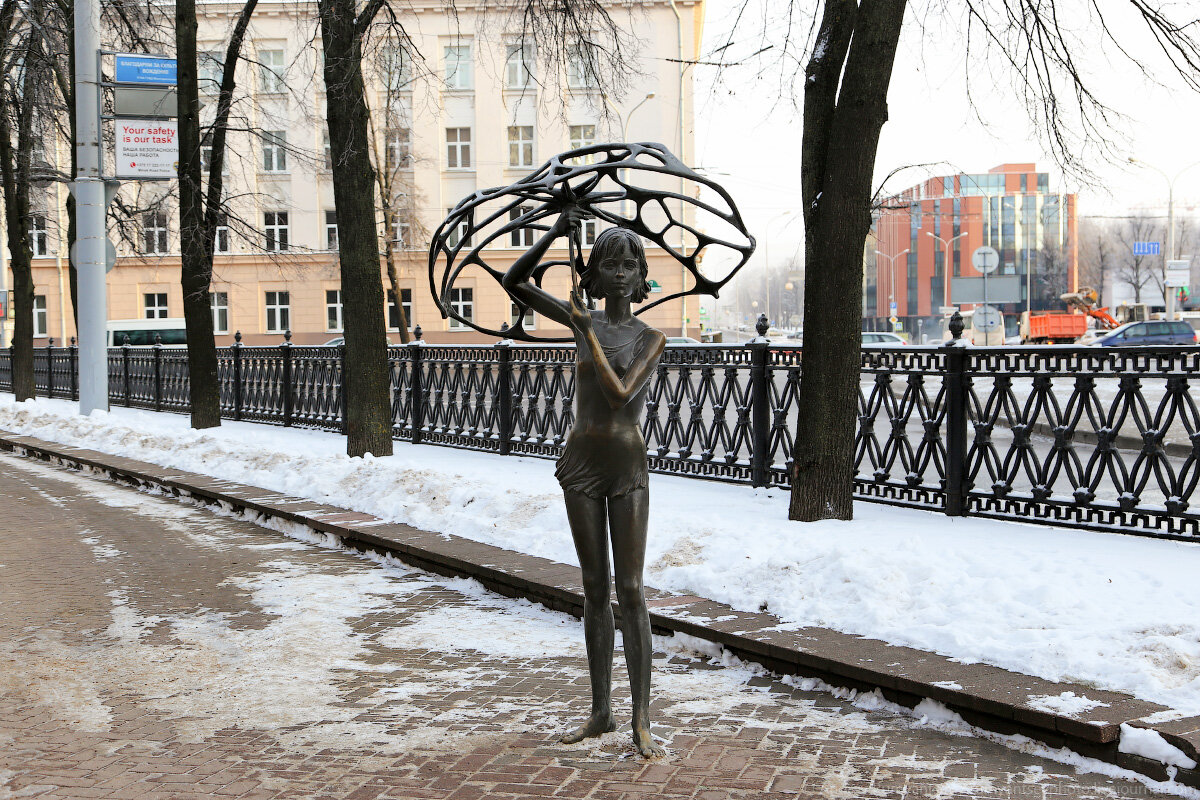 Минск – удивительный город, рассказывать о котором можно бесконечно. Это город, в котором интересно каждое здание, каждый сквер или парк и… порой, даже обычный магазин… Изначально мне хотелось опубликовать пост в виде небольшой экскурсии, но затем решил более подробно рассказать про мой любимый Михайловский сквер и историю его знаменитых скульптур.

Правда, здесь я немного приврал. Я расскажу не обо всех скульптурах сквера, а лишь о тех, которые мне наиболее симпатичны, а также об еще двух чуть поодаль, в районе площади Независимости.