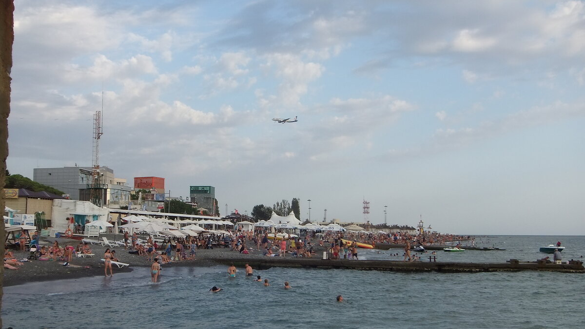 Пляж в Адлере - самолёты идут на посадку прямо над жилыми домами. Звуки соответствующие.
