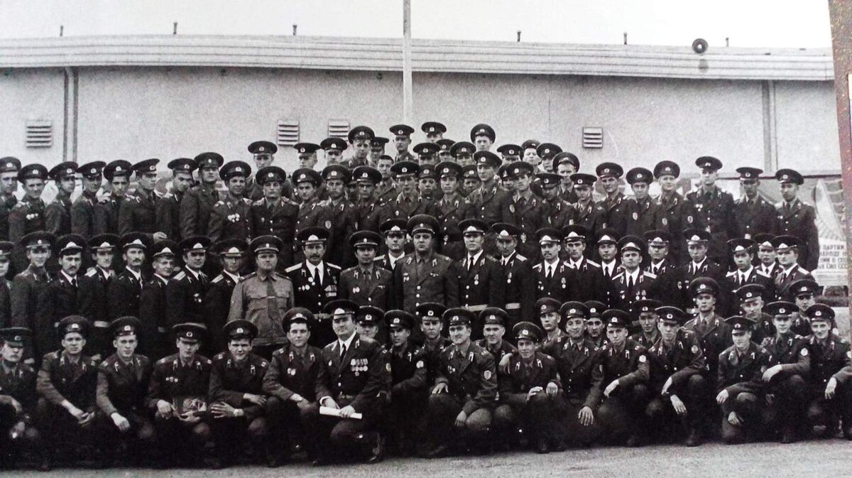 В центре танкового батальона командир 67МСП, гв. подполковник Шкруднев.