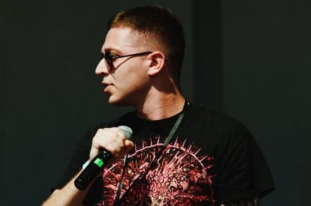 
Рэпер Oxxxymiron опубликовал в Twitter скриншот своей переписки с Децлом, который умер в Ижевске 3 февраля. «RIP Децл. Никогда его не слушал и принимал, стебался, но то, что он подготовил почву для следующих рэп-волн, отрицать глупо. Отчасти именно через отрицание такого хип-хопа такие, как я смогли в свое время сформулировать свой ответ», – написал Мирон Федоров.

В переписке оба музыканта приходят к выводу, что, несмотря на противоречия, они могут общаться, а Децл добавляет, что личная встреча помогла бы решить все вопросы.

Посмотрите изображения в Твиттере - https://twitter.com/norimyxxxo
