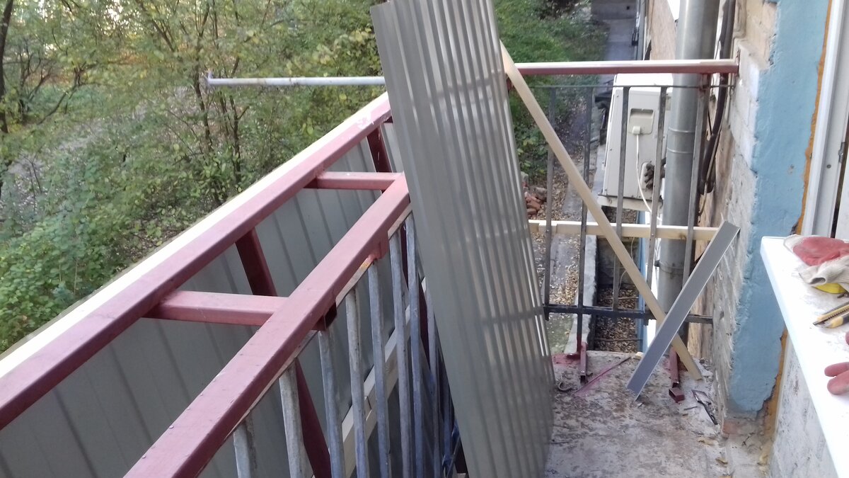 Этот балкон так же с расширением, но на уровне подоконника. Внизу видно то самое усиление перил с помощью профтрубы. 