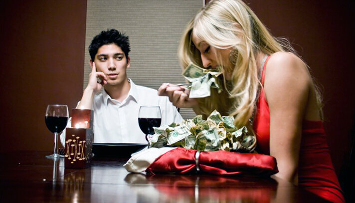 Достаточно большая часть женщин сразу отвечают на такой вопрос утвердительно. Мол, мужчина не мужчина, если не платит на свидании. Применяют к такому мужчине такие слова, как "скупой", "жадный", "скупердяй".