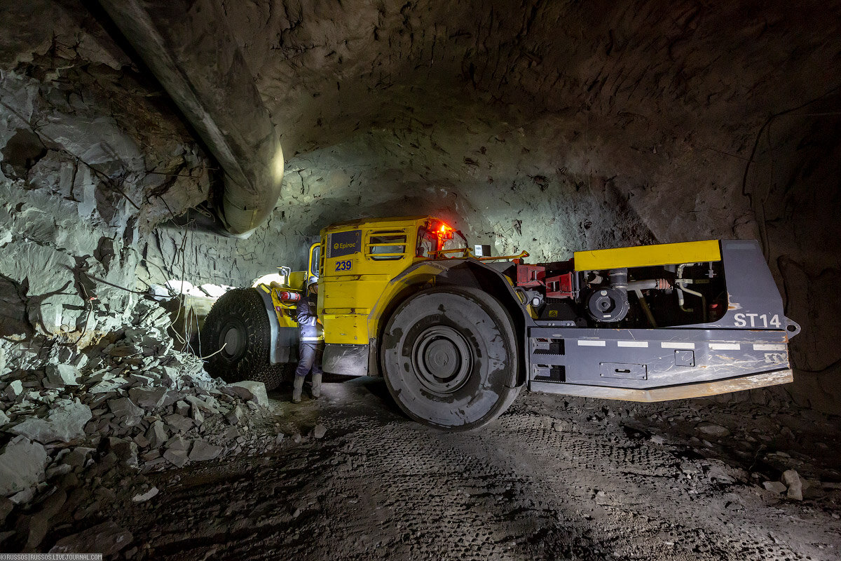 комбайн проходческий кп 330. автомобиль для шахтёров. шахтерская наклейка. шахтер профессия иллюстрация. авто шахтер.