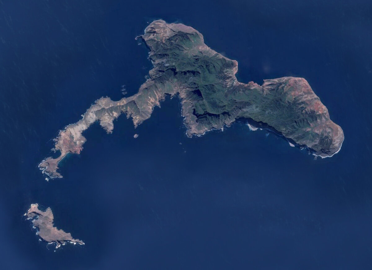 Где жил робинзон на острове. Остров Робинзона Крузо Чили. Архипелаг Хуан Фернандес. Остров мас-а-Тьерра.