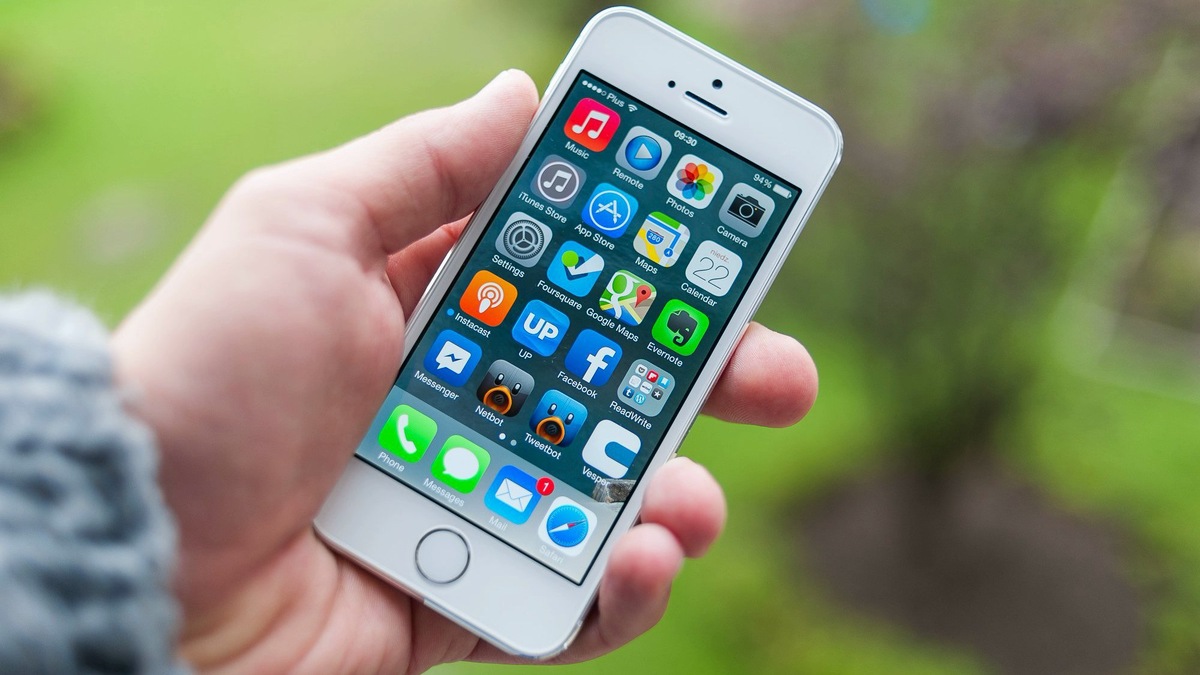 Дизайн. Телефон выглядит конечно легендарно, но как не крути — старовато. Маленький экран уже давно не в моде, от кнопки Home Apple уже отказалась и рамки тоже не очень в тему.
iPhone 5S Design
Плюсом можно было бы назвать компактность, если не было бы iPhone SE с таким же видом и более мощным железом.