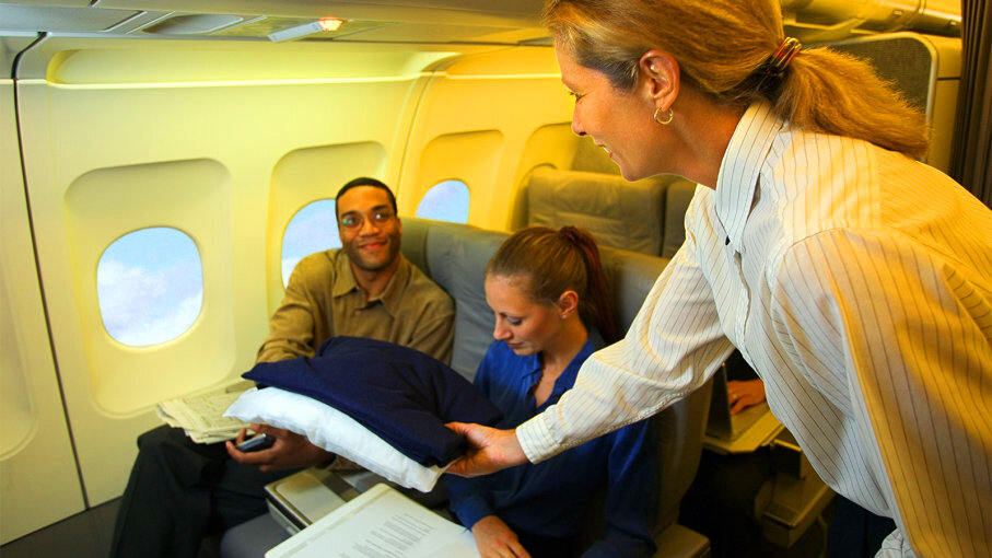 Получите ли вы бесплатное одеяло и подушку на рейс, во многом зависит от того, на какой авиакомпании вы летаете. Но насколько они санитарные, когда вы их получаете?