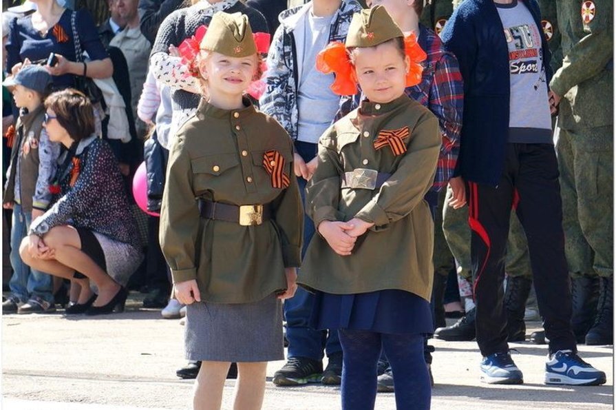 Георгиевские ленточки не могут связать общество, полное социальных и этнических противоречий. 