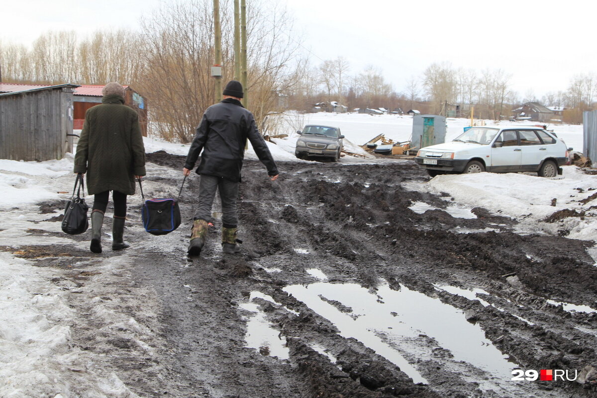 Отворот к переправе на 24 лесозавод. Сейчас его нет - разворован и разрушен. Поселок лесозавода доживает свое.