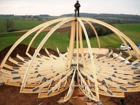 
Этот деревянный дом не только имеет оригинальный дизайн и отапливается за счет солнечной энергии, но и является надежным убежищем от природных катаклизмов. Его обогрев и охлаждение эффективно осуществляется благодаря использованию солнечной энергии.

