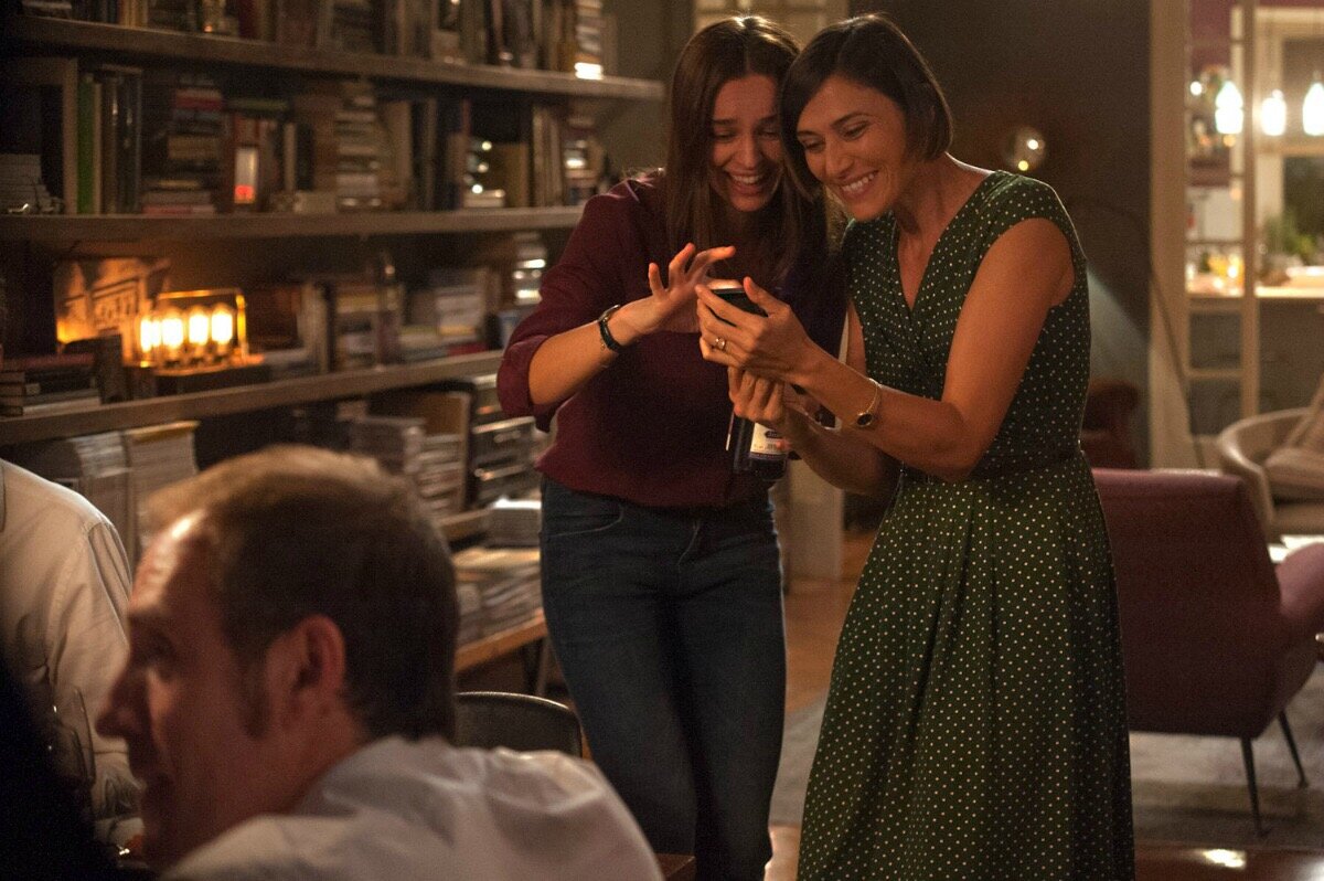 Кадр из фильма «Идеальные незнакомцы»