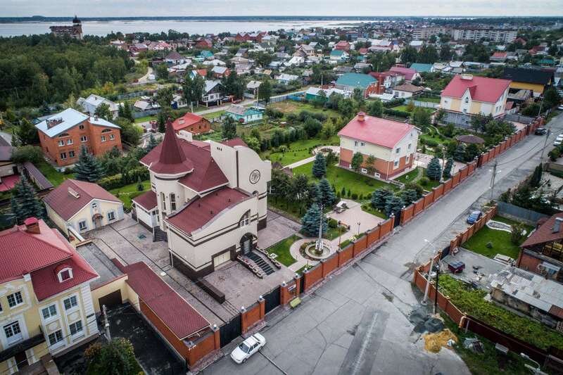 Особняк палыча с вензелями и башенкой