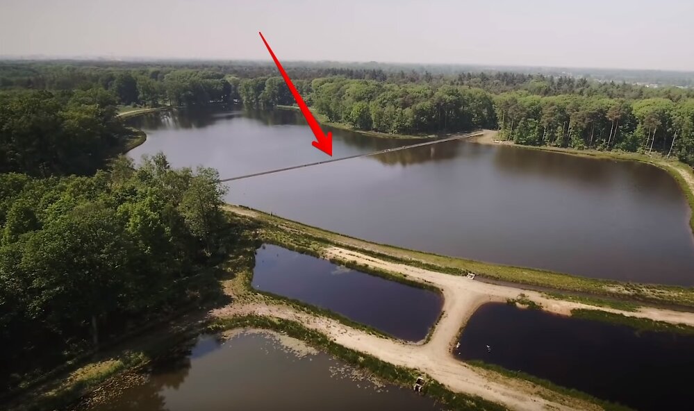 Три года назад в заповеднике Бокрейк, что в Бельгии, появился велосипедный маршрут, часть которого проходит через озеро. Это бетонный желоб, углубленный в воду на 1,5 метра.-2