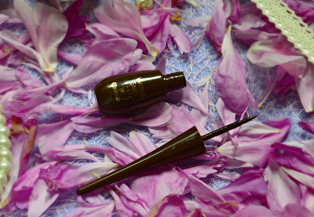 Коричневая подводка для глаз от Vivienne Sabo в оттенке Choсolat