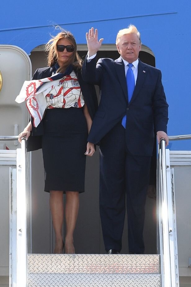 Первая леди Мелания Трамп прибывает в аэропорт Станстед в блузке Burberry с медалями в честь ветеранов D-Day (изображение: Леон Нил)