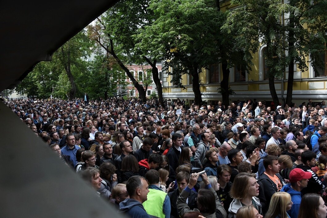 100 тысяч человек. Тысяча человек. 1000 Человек. Толпа 5 тысяч человек. 100 Тысяч человек фото.