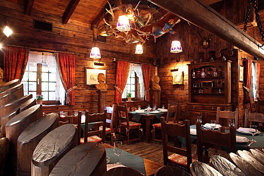 Ресторан традиционной русской кухни был открыт в 1996 году. И многие годы сохраняет славу одного из лучших ресторанов Москвы. А о высокопоставленных посетителях ресторана можно слагать легенды. Именно здесь  в 1998 году проходила  встреча Бориса Ельцина и Жака Ширака.  В Царской охоте сошлись воедино настоящая домашняя национальная русская кухня и европейский ресторанный сервис. Главной особенностью ресторана является телега, заставленная всевозможными закусками. Необязательно ломать голову над меню , можно подойти к телеге и взять все , что захочется. 