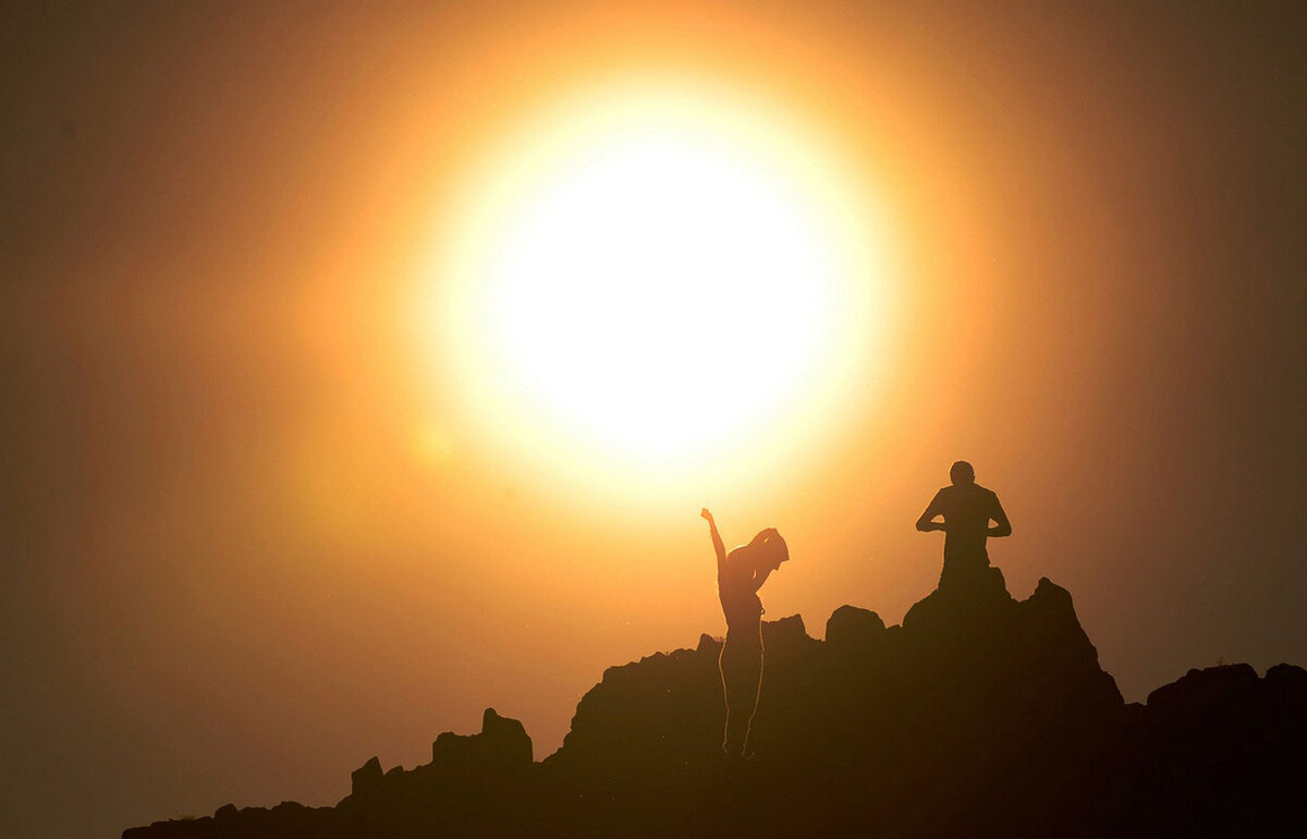 Обряд встречи солнца. Солнечный встретиться. А вам встречались солнечные люди стихи. Солнечный встретиться. Якутский ысыах встреча солнца.