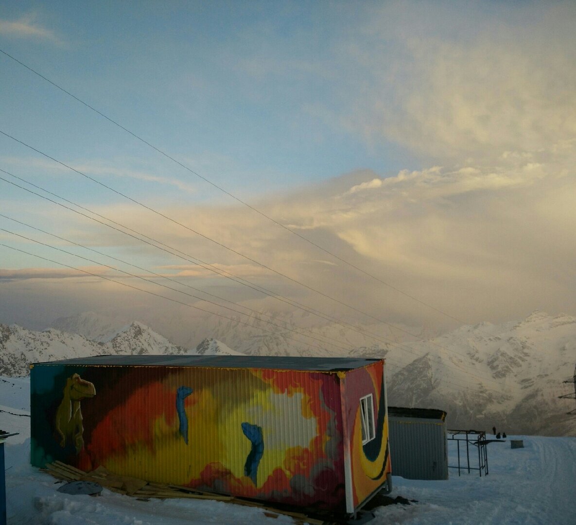 Наш вагончик находился прямо у выхода со станции канатной дороги на Эльбрус Гарабаши (она заканчивается на 3800)