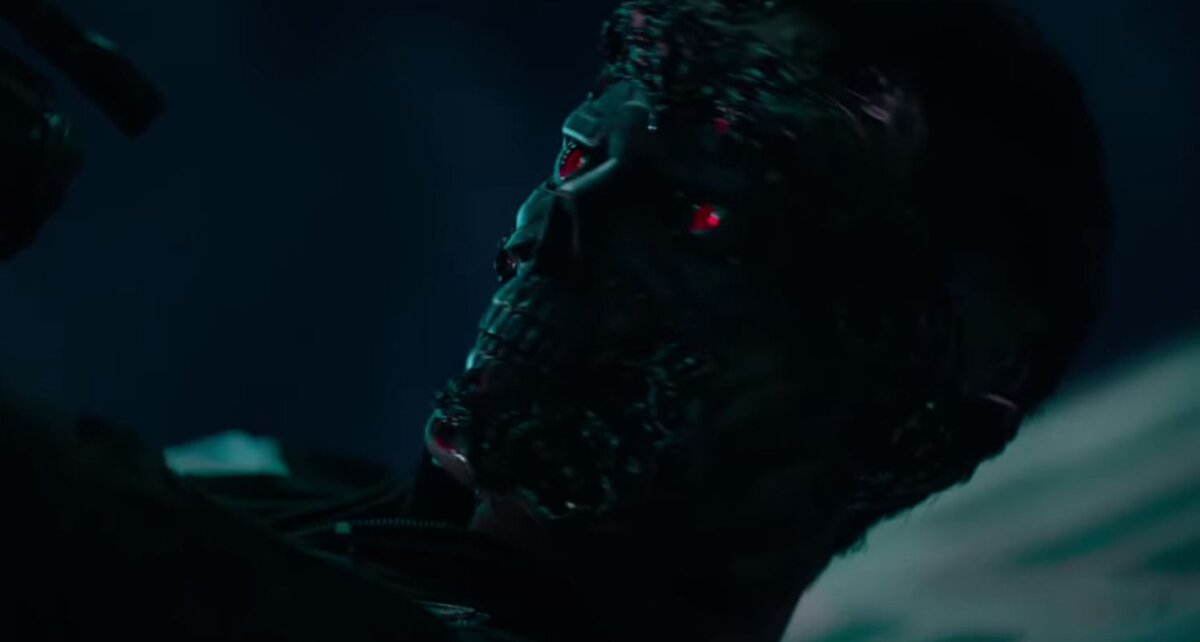 Без кусков кожи, как  в старых фильмах, выглядит не так пугающе. Ну или я вырос. Кадр из трейлера.