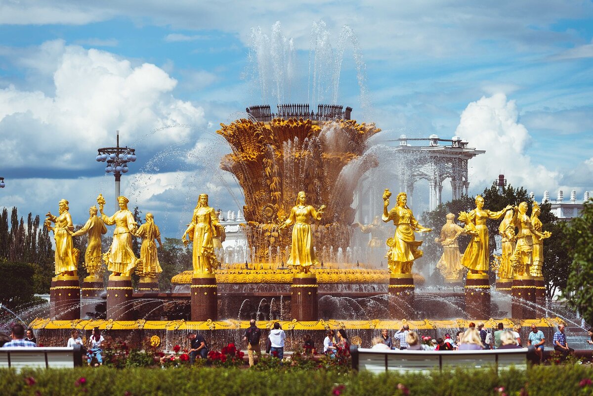 В рейтинге лучших городов мира по комфортности проживания от аналитического подразделения британского журнала The Economist российская столица заняла 68-е место. Однако она возглавила список мегаполисов, которые добились лучшего прогресса в повышении уровня жизни