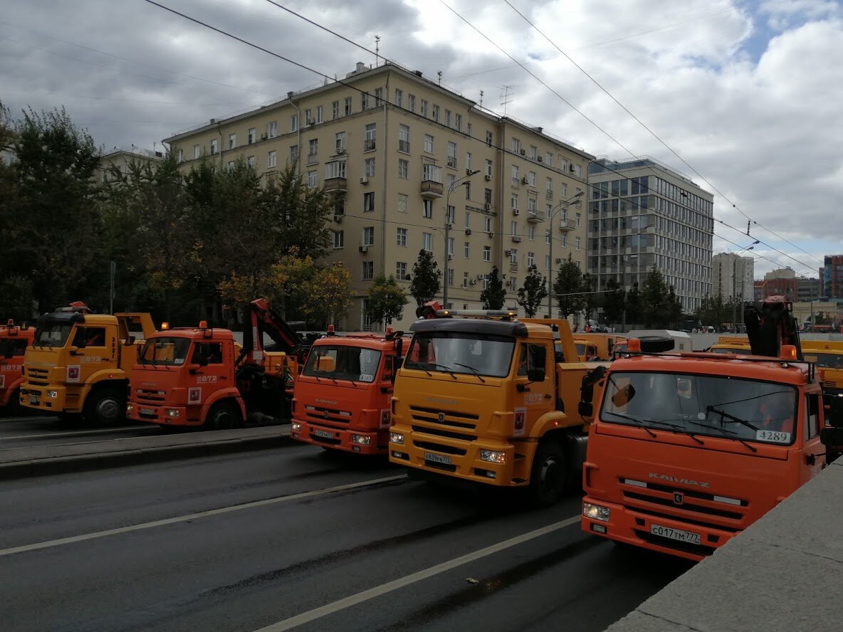 Парад мусоровозов в центре Москвы. Русские идут?