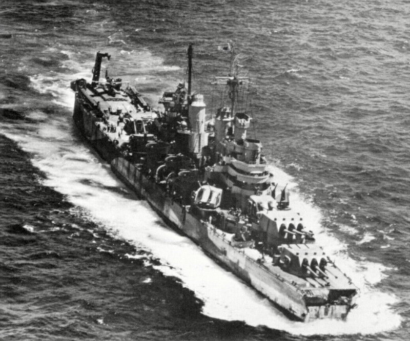 Лишившийся носа USS Pittsburgh идёт на Гуам, июнь 1945 года.
navsource.org