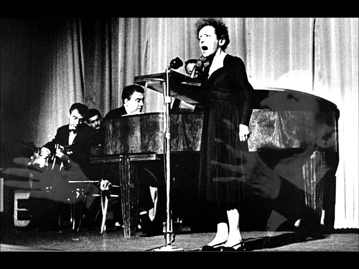 Эдит на одном из своих концертов во время войны