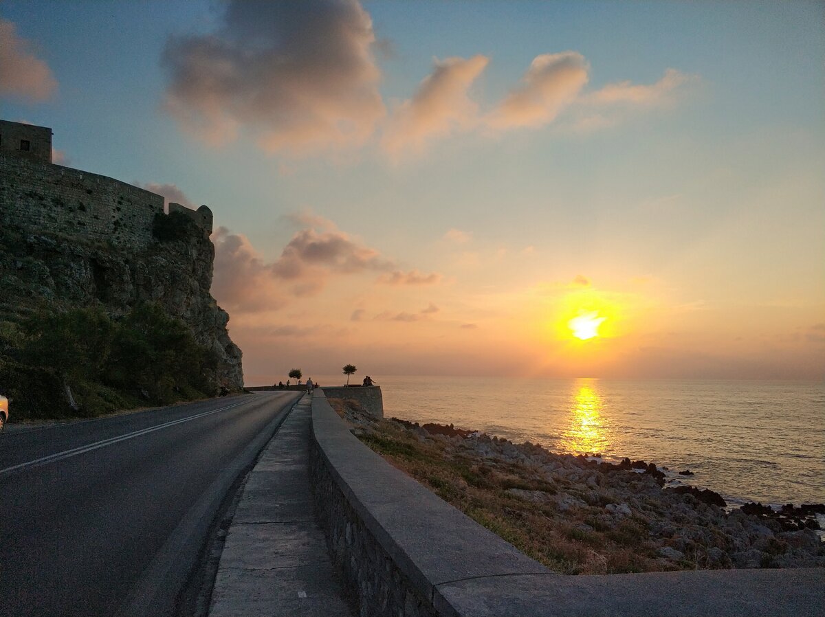 Слева крепость - справа закат