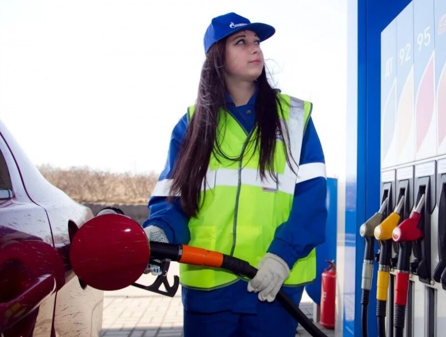 Работа оператор заправочных станций. Автозаправщик на азс. Форма оператора азс. Менеджер азс. Оператор азс вакансии.