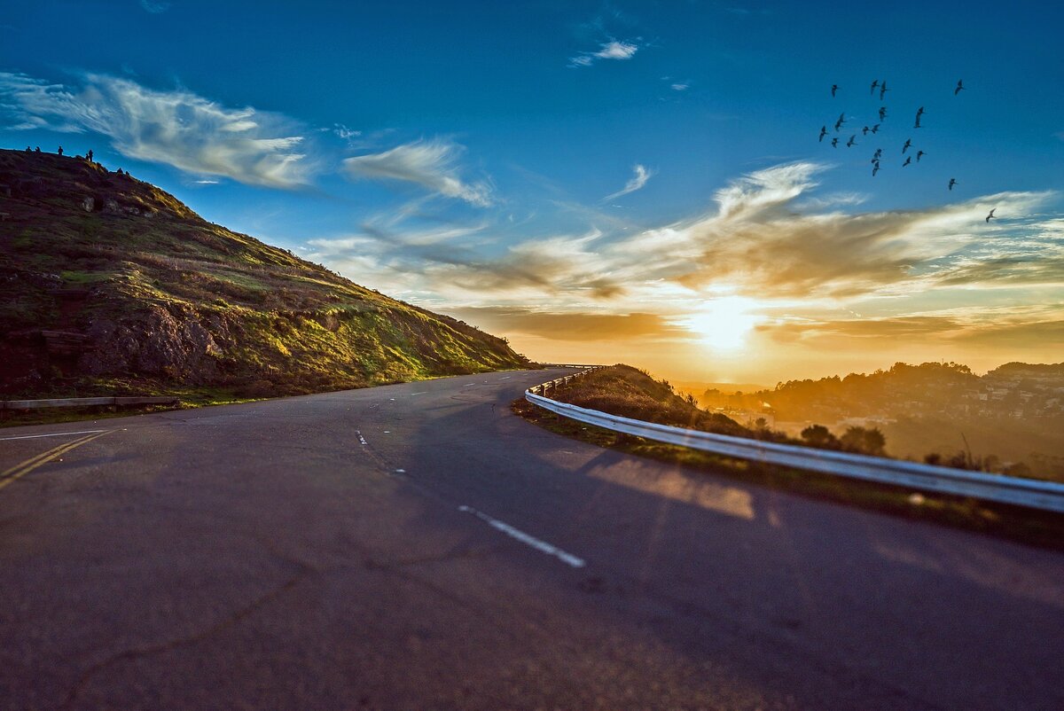 Фото взято: https://pixabay.com/photos/winding-road-road-travel-sunrise-1556177/