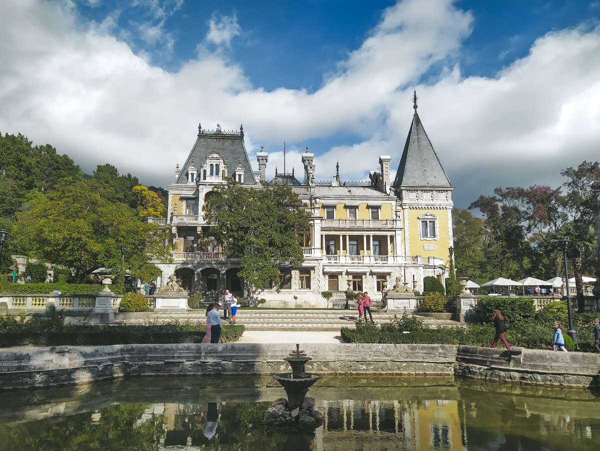 Главный фасад здания и любимое место для фотографий