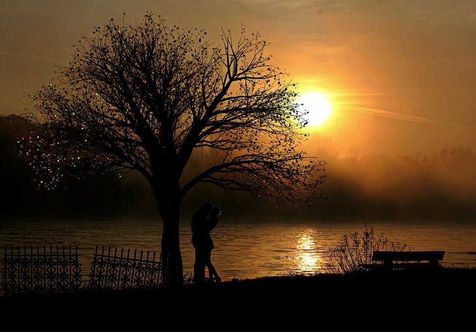 https://cdn.pixabay.com/photo/2016/09/20/18/52/lovers-1683144_960_720.jpg