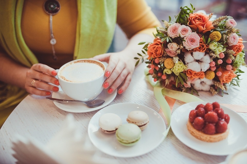 https://cdn.pixabay.com/photo/2017/04/29/14/11/girl-2270826_960_720.jpg