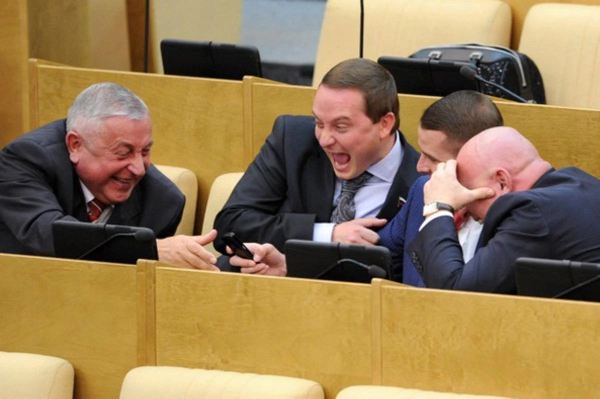 Депутаты тоже люди, очередной ролик на ютубе их изрядно развеселил... 