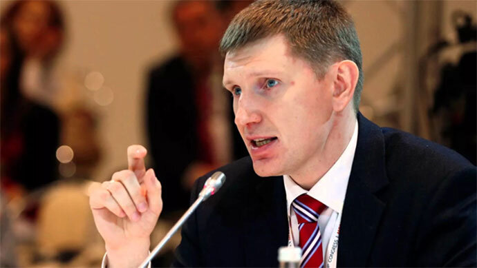 Максим Решетников пока не реагирует на нападки. 
