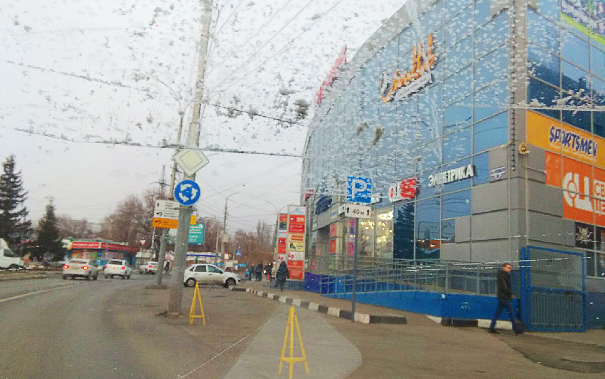 Впереди круговое движение, и о чудо, мы главные!
