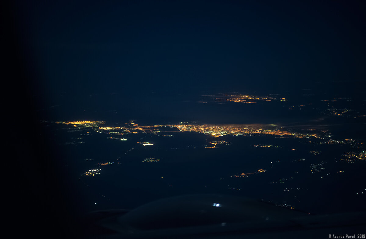 Наш полёт проходит на высоте 10 000 метров. Вдали видна Самара, а чуть дальше Тольятти.