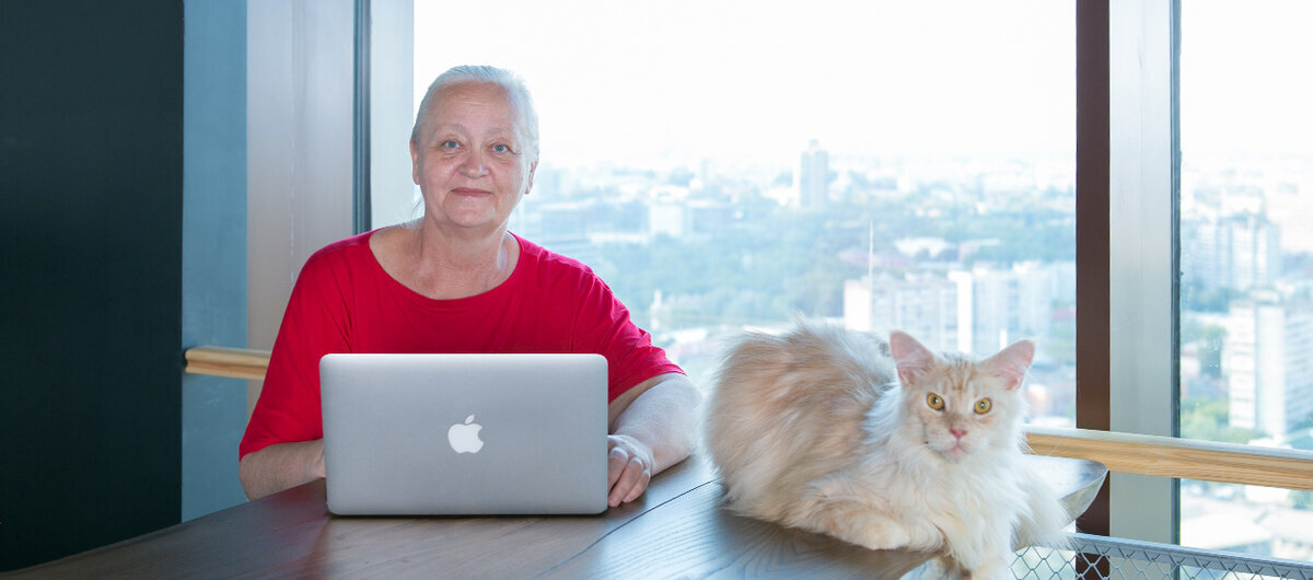 Сегодня мы вам расскажем о Ларисе Морозовой — известном специалисте по дивидендным акциям. В настоящий момент Лариса находится на пенсии (ей 64 года). Как шутит сама женщина, после выхода на заслуженный отдых ей не хватило места на лавочке, и поэтому у нее не получилось сидеть вместе с другими пенсионерками и обсуждать всех знакомых и незнакомых. Вместо этого Лариса проводит время дома за компьютером, изучает отчеты о прибыли российских компаний, следит за новостями рынка и покупает и продает акции российских предприятий.

Как обычная женщина начала торговать акциями
Лариса по своей профессии инженер–экономист. Большую часть трудовой жизни она проработала на одном из промышленных предприятий. Интерес к акциям российских компаний у женщины возник, можно сказать, случайно. Это было чуть больше 10 лет назад, в кризисном 2008 году. В то время будущий инвестор Морозова еще работала по своей профессии.

Женщина торгует на бирже

Как-то раз на глаза Ларисе попалась аналитическая подборка с перечнем топ-400 самых прибыльных предприятий России. Прочитав заметку, экономист обратила внимание, какие огромные суммы зарабатывают российские компании. Теоретически она знала, что коммерческие предприятия (акционерные общества) часть своей прибыли отдают акционерам в виде дивидендов. В 2008 году вследствие экономического кризиса акции ведущих компаний значительно упали в цене. Приобрести их можно было в буквальном смысле за копейки. В то же время, став совладельцем какой-либо фирмы, можно было получать часть ее прибыли.

Опыта покупки акций у инженера-экономиста не было. Лариса Морозова просто позвонила в корпорацию «Газпром» и спросила, каким образом можно купить их акции. На это ей ответили, что частное лицо не может напрямую покупать ценные бумаги компаний. Торговля акциями осуществляется через посредников — брокеров. Сами ценные бумаги реализуются на специальных площадках — фондовых биржах.

Тогда Лариса открыла брокерский счет в Сбербанке. Первые активы, которые приобрела женщина — это были акции самого Сбербанка. В то время 1 акция самого крупного банка страны стоила 9,36 рублей (в декабре 2019 года ее стоимость составляет 240,59 рублей). На свою первую покупку начинающий инвестор потратила 10 500 рублей.

До выхода на пенсию Лариса инвестировала в приобретение акций от 50 до 70% своей зарплаты. Личные запросы у женщины были скромные (она является сторонницей экономного потребления), а недвижимость у нее своя. Какой процент на покупку ценных бумаг инвестор тратит от своей нынешней пенсии, в средствах массовой информации не сообщается.

Инвестиционная стратегия Морозовой
Вложение денег в акции становится прибыльным в том случае, если удачно купить на фондовом рынке ценные бумаги какой-либо перспективной компании по низкой цене, а через некоторое время их стоимость возрастет. Однако при обвале рынка в целом или понижении стоимости акций одной конкретной компании инвестор может получить не прибыль, а убыток.

Лариса Морозова при выборе бумаг для покупки руководствуется не потенциалом их дальнейшего роста, а другой стратегией. Она приобретает активы только тех компаний, которые платят их держателям дивиденды. Такая дивидендная стратегия широко популярна как у российских, так и у иностранных инвесторов.

При этом покупатели, следят за тем, чтобы доходность бумаг была не ниже 10% (то есть выше, чем банковская ставка по депозитам). Как подсчитать доходность ценных бумаг? Предположим, одна акция какого-либо предприятия стоит на фондовом рынке 100 рублей. При этом компания готова выплатить в этом году акционерам-собственникам дивиденды в размере 10 рублей на каждую акцию. В этом случае держатели ценных бумаг получат доход в размере 10% годовых от вложенной суммы.

Первые время у Ларисы уходило много времени на то, чтобы найти предприятия, готовые платить своим акционерам солидные дивиденды. В России на фондовом рынке ценные бумаги размещают 270 частных компаний. А в США эта цифра на порядок выше — там свои активы на биржах продают около 2 700 фирм.

Лариса Морозова кропотливо изучала публичные отчеты о прибылях компаний, следила за новостями о том, будут ли фирмы выплачивать по акциям дивиденды. Все данные она сводила в одну общую таблицу.

Выучить все фирмы, которые размещают на рынке ценные бумаги, рекомендовал еще легендарный американский инвестор Уоррен Баффет. А когда у него спросили: «Как это можно сделать, ведь публичных корпораций в США более 2 700?», Баффет ответил: «Начните с буквы «А».

 В первый год инвестирования Лариса Морозова заработала за счет полученных дивидендов +35% к сумме, которую она вложила. И это без учета, что многие купленные ей активы выросли в цене. С тех пор у инвестора не было ни одного убыточного года.

Свой личный рекорд Л. Морозова установила, когда приобрела акции компании «Уфаоргсинтез» (дочернего предприятия «Башнефти») по цене 56 рублей за штуку, а дивиденды получила по 77 рублей на одну акцию. Доходность этих бумаг составила 150%.

На что пенсионер-инвестор тратит свою прибыль
Дивиденды, выплачиваемые компаниями, можно получать на свой брокерский счет, и в дальнейшем реинвестировать их в покупку ценных бумаг. А можно выводить на отдельный расчетный счет и направлять прибыль на личное потребление.

Лариса Морозова на заработанные деньги путешествует по миру. В школьные годы она, готовясь к урокам географии и истории, с увлечением читала о дальних странах. Но в то же время она сознавала, что никогда не сможет побывать в тех краях, о которых узнала из книг. И вот, находясь на заслуженном отдыхе, Лариса получила возможность путешествовать.

К настоящему времени единственный континент, на котором не побывал инвестор — это Антарктида. В числе прочего Лариса поставила перед собой такую задачу своими глазами увидеть 7 новых Чудес Света (Великую китайскую стену, Колизей, Тадж-Махал, древний город Петра в Иордании, статую Христа в Рио-де-Жанейро, город Мачу-Пикчу в Перу и пирамиду Майя в Чичен-Ице). А еще Лариса любит путешествовать на круизных лайнерах.

Инвестор-пенсионер искренне недоумевает, почему остальные люди, находясь на заслуженном отдыхе, не вкладывают часть своих доходов в акции и не получают дополнительно к пенсии прибыль российских компаний. Ведь среди сегодняшних пенсионеров немало людей, которые освоили компьютерную грамотность и способны самостоятельно зарегистрироваться у брокера и овладеть торговым терминалом. К тому же часть людей преклонного возраста имеет экономическое или финансовое образование. А выход на пенсию сопровождается тем, что у человека ежедневно появляется 9 часов свободного времени.

Также Лариса не понимает, почему не инвестируют свои деньги в акции более молодые люди. Как специалист по получению дивидендного дохода, Л. Морозова советует всем гражданам хотя бы по 2-5 тысяч рублей с каждой полученной зарплаты направлять на покупку ценных бумаг. Дивиденды, которые можно будет поучать с этого капитала в преклонном возрасте, станут неплохой прибавкой к государственной пенсии.